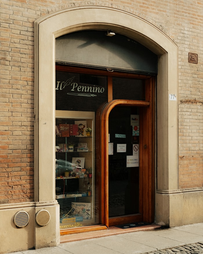 Negozio locale italiano in centro storico — il tipo di impresa che aiuto a crescere online
