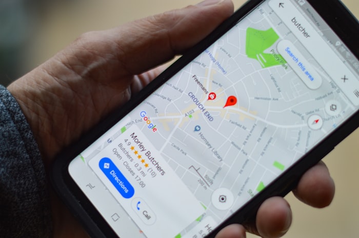 Cliente che cerca un'attività locale su Google Maps